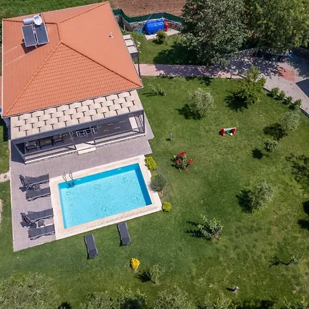 Kayakoy'de 6 Kisilik Genis Bahceli Villa